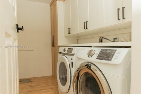 House in Miami, Florida 4 bedrooms, 169.73 sq.m. № 1973792 - photo 30