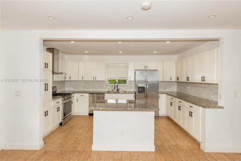 House in Miami, Florida 4 bedrooms, 169.73 sq.m. № 1973792 - photo 15