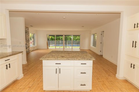 House in Miami, Florida 4 bedrooms, 169.73 sq.m. № 1973792 - photo 18