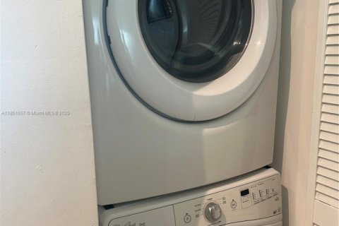 Condominio en alquiler en Miami, Florida, 2 dormitorios, 103.4 m2 № 1857611 - foto 27