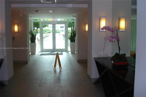 Condo in Miami, Florida, 2 bedrooms  № 1857611 - photo 2