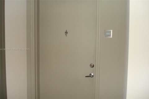 Condo in Miami, Florida, 2 bedrooms  № 1857611 - photo 12