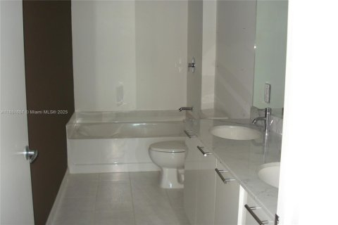 Condo in Miami, Florida, 2 bedrooms  № 1857611 - photo 13