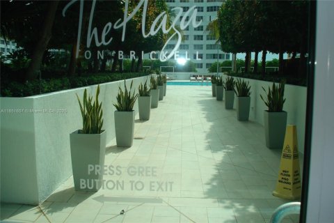 Condo in Miami, Florida, 2 bedrooms  № 1857611 - photo 1