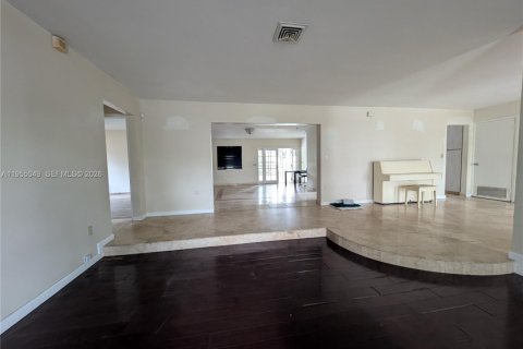 Villa ou maison à louer à North Miami Beach, Floride: 3 chambres, 184.88 m2 № 2010945 - photo 4