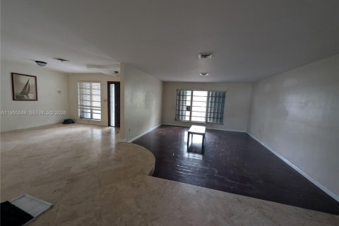 Villa ou maison à louer à North Miami Beach, Floride: 3 chambres, 184.88 m2 № 2010945 - photo 3