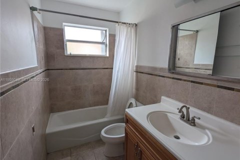 Villa ou maison à louer à North Miami Beach, Floride: 3 chambres, 184.88 m2 № 2010945 - photo 11