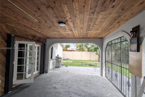 Villa ou maison à louer à North Miami Beach, Floride: 3 chambres, 184.88 m2 № 2010945 - photo 13