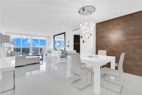 Condominio en Hallandale Beach, Florida, 2 dormitorios  № 2059909