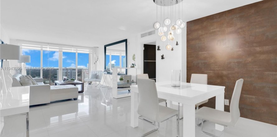 Condominio en Hallandale Beach, Florida, 2 dormitorios  № 2059909