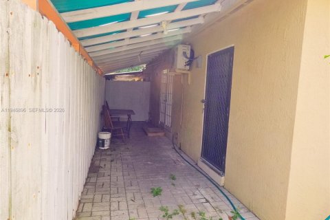 House in West Palm Beach, Florida 1 bedroom, 219.34 sq.m. № 2002975 - photo 3