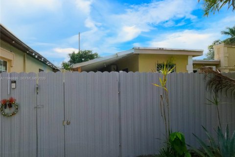 House in West Palm Beach, Florida 1 bedroom, 219.34 sq.m. № 2002975 - photo 2