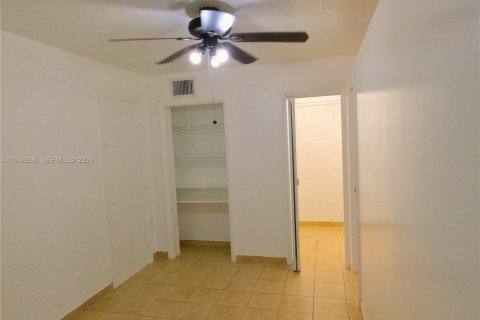 House in West Palm Beach, Florida 1 bedroom, 219.34 sq.m. № 2002975 - photo 9