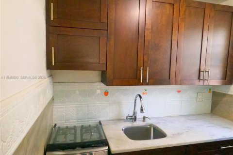 House in West Palm Beach, Florida 1 bedroom, 219.34 sq.m. № 2002975 - photo 6