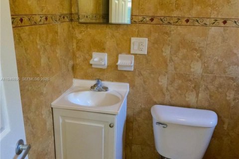 House in West Palm Beach, Florida 1 bedroom, 219.34 sq.m. № 2002975 - photo 12