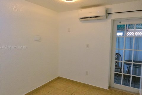 House in West Palm Beach, Florida 1 bedroom, 219.34 sq.m. № 2002975 - photo 15