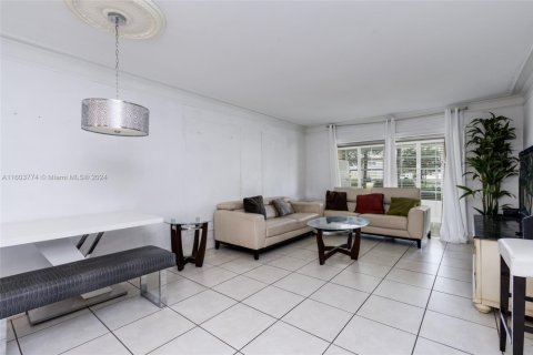 Condominio en venta en Lauderhill, Florida, 2 dormitorios, 80.82 m2 № 1859627 - foto 5