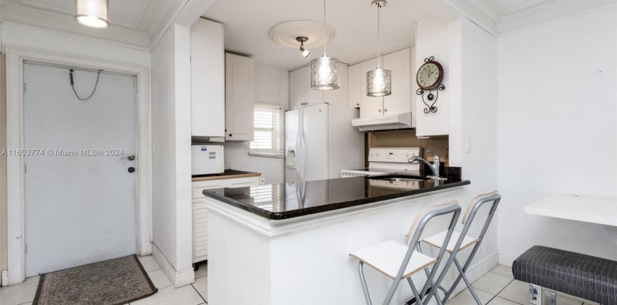 Condominio en Lauderhill, Florida, 2 dormitorios № 1859627