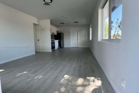 Снять в аренду виллу или дом в Форт-Лодердейл, Флорида 2 спальни, 72.84м2, № 1958448 - фото 1