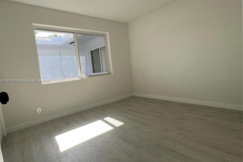 Снять в аренду виллу или дом в Форт-Лодердейл, Флорида 2 спальни, 72.84м2, № 1958448 - фото 9