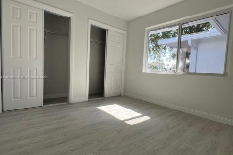 Снять в аренду виллу или дом в Форт-Лодердейл, Флорида 2 спальни, 72.84м2, № 1958448 - фото 10