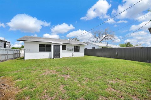 Commercial property in Miami, Florida 180.6 sq.m. № 2057144 - photo 14