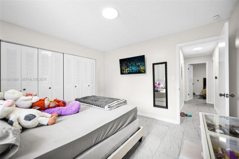 Commercial property in Miami, Florida 180.6 sq.m. № 2057144 - photo 16