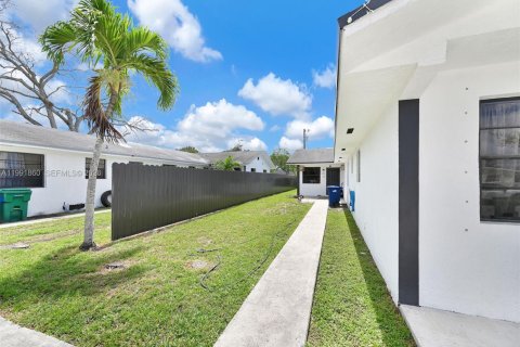 Commercial property in Miami, Florida 180.6 sq.m. № 2057144 - photo 10