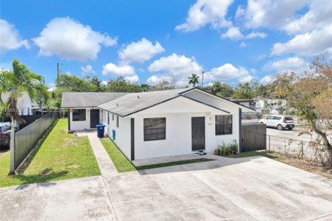 Commercial property in Miami, Florida 180.6 sq.m. № 2057144 - photo 2