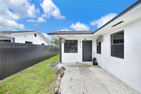 Commercial property in Miami, Florida 180.6 sq.m. № 2057144 - photo 12