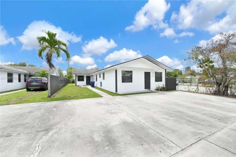 Commercial property in Miami, Florida 180.6 sq.m. № 2057144 - photo 9