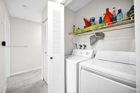 Commercial property in Miami, Florida 180.6 sq.m. № 2057144 - photo 30