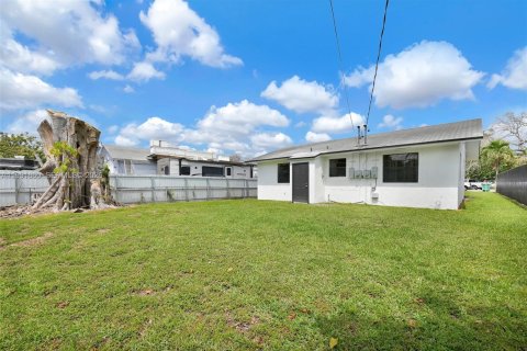 Commercial property in Miami, Florida 180.6 sq.m. № 2057144 - photo 13