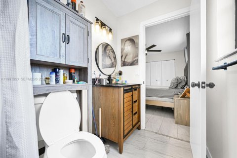 Commercial property in Miami, Florida 180.6 sq.m. № 2057144 - photo 29