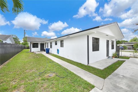 Commercial property in Miami, Florida 180.6 sq.m. № 2057144 - photo 11