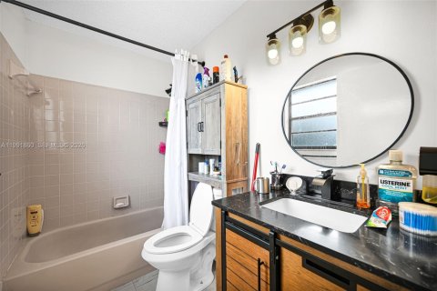 Commercial property in Miami, Florida 180.6 sq.m. № 2057144 - photo 28