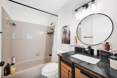 Commercial property in Miami, Florida 180.6 sq.m. № 2057144 - photo 23