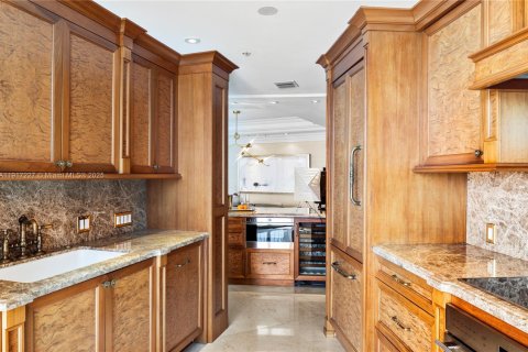 Condo in Miami, Florida, 2 bedrooms № 1972909 - photo 18