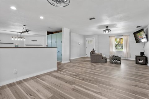 House in Lake Alfred, Florida 3 bedrooms, 156.91 sq.m. № 1903826 - photo 8