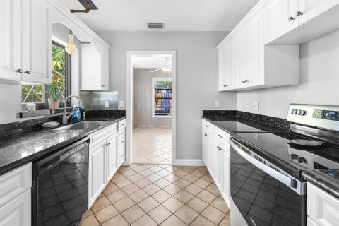 House in Boynton Beach, Florida 3 bedrooms, 166.02 sq.m. № 2081975 - photo 4