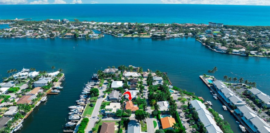House in Boynton Beach, Florida 3 bedrooms, 166.02 sq.m. № 2081975