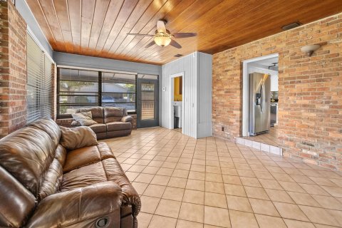 House in Boynton Beach, Florida 3 bedrooms, 166.02 sq.m. № 2081975 - photo 12