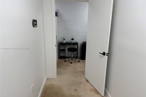 Commercial property in Hialeah, Florida № 1821763 - photo 15