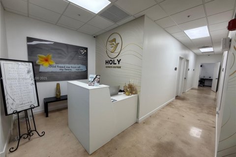 Commercial property in Hialeah, Florida № 1821763 - photo 2
