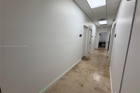 Commercial property in Hialeah, Florida № 1821763 - photo 7