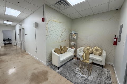 Commercial property in Hialeah, Florida № 1821763 - photo 3