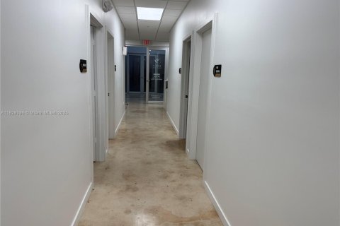 Commercial property in Hialeah, Florida № 1821763 - photo 6