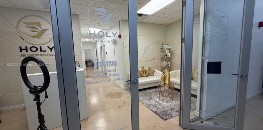 Commercial property in Hialeah, Florida № 1821763
