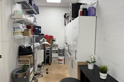 Commercial property in Hialeah, Florida № 1821763 - photo 16