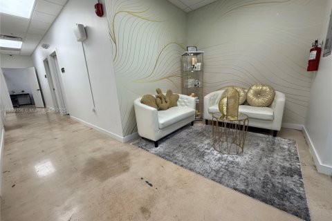 Commercial property in Hialeah, Florida № 1821763 - photo 4